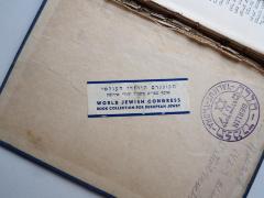 - (World Jewish Congress), Etikett: Notiz, Besitzwechsel; 'הקונגרם היהודי העולמי אןספ ספרים בשביל יוהדי אירופה
World Jewish Congress Book Collection for European Jewery'. 