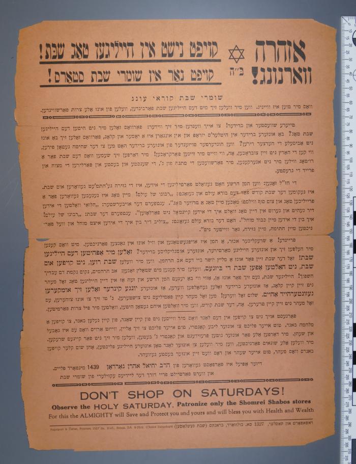 -, Papier; '[Eingelegtes Plakat]
Don't shop on Saturdays!
Observe the HOLY SATURDAY: Patronize only the Shomrei Shabos stores
קויפט נישט אין הייליגען טאג שבת
[jidd: Kauft nicht ein (am) heiligen Tag Schabbat]
'