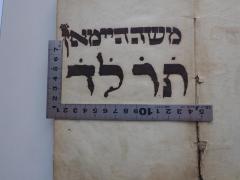 - (Heimann, Moses), Von Hand: Autogramm, Name, Datum; 'משה היימאן
תרלד
[= 5634 / 1873/74]
'. 