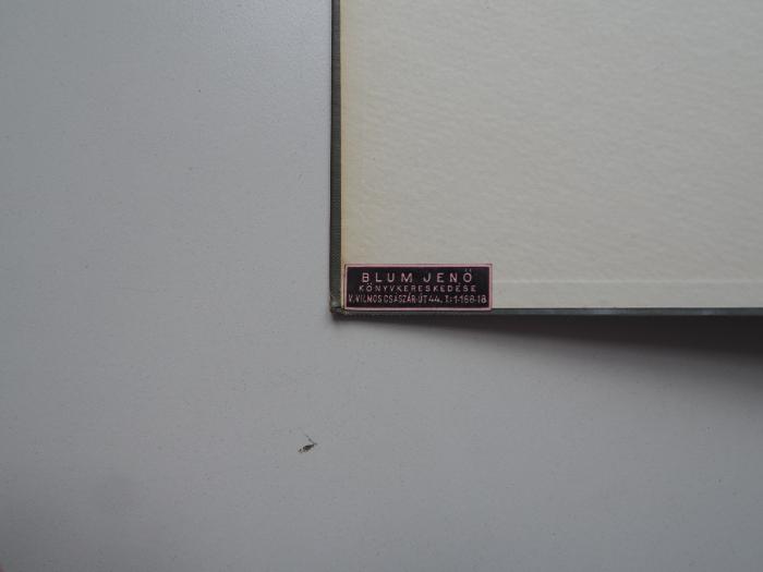 - (Blum, Jenö), Etikett: Berufsangabe/Titel/Branche, Buchhändler, Ortsangabe, Name; 'Blum Jenö
Könyvkereskedese
V. Vilmos Caszar-Ut 44. T.: 1-168-18.'.  (Prototyp)