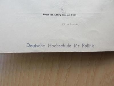 E 311 : Der Kriegsschuldartikel (1934);- (Boronski, [?];Bibliothek der Kölnischen Zeitung), Von Hand: Name, Datum; 'VIII 49  Boronski ,-'. 