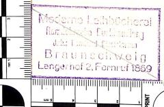 - (Ramdohr'sche Buchhandlung (Braunschweig);Diestelmann, Bernhard), Stempel: Name, Buchhändler, Ortsangabe; 'Moderne Leihbücherei / Ramdohrsche Buchhandlung / Inh.: Bernhard Diestelmann /  Braunschweig / Langerhof 2, Fernruf 1859'. 