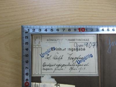Gm 907 : Der Kanzler (1915);- (Königliche Elisabethschule;Toepfer, Käthe), Etikett: Name, Widmung; 'Königliche Elisabethschule
Erinnerungsgabe für
Frl. Käthe Toepfer
Quidquid agis prudenter agas et respice finem! Oster 1915
(Übersetzung aus dem Latein: "Was immer Sie tun, bedenken Sie das Ende!")'. 