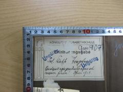 - (Königliche Elisabethschule;Toepfer, Käthe), Etikett: Name, Widmung; 'Königliche Elisabethschule
Erinnerungsgabe für
Frl. Käthe Toepfer
Quidquid agis prudenter agas et respice finem! Oster 1915
(Übersetzung aus dem Latein: "Was immer Sie tun, bedenken Sie das Ende!")'. 