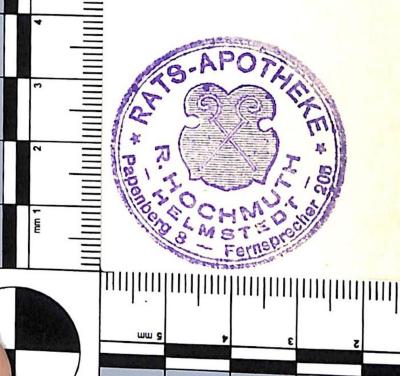 - (Hochmuth, Robert), Stempel: Name, Ortsangabe, Berufsangabe/Titel/Branche; 'Rats-Apotheke / R. Hochmuth / Helmstedt / Papenberg 8 - Fernsprecher 205[?]'. 