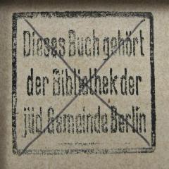 - (Jüdische Gemeinde zu Berlin), Stempel: Berufsangabe/Titel/Branche, Ortsangabe; 'Dieses Buch gehört der Bibliothek der jüd. Gemeinde Berlin
'.  (Prototyp)