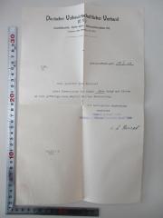 - (Elsas, Fritz Dr.;Konrad, [?];Deutscher Volkswirtschaftlicher Verband (E.V.)), Papier; 'Deutscher Volkswirtschaftlicher Verband (E.V.) Geschäftsstelle: Berlin-Wilm., Hohenzollerndamm 190. Telephon: Amt Pfalzburg, Nr. 4777. Berlin-Wilm.,den 19.II.13. V.Bl.K. Sehr geehrter Herr Kollege! Anbei überreichen wir Ihnen ein Werke und bitten um eine gefällige, wenn möglich baldige Besprechung. Mit kollegialer Begrüssung ergebenst Schriftleitung der Volkswirtschaftlichen Blätter i. A[?]. Konrad 18.XII.12 100.'. 