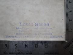 - (Sachs, Louis), Stempel: Name, Berufsangabe/Titel/Branche, Ortsangabe; 'Louis Sachs Akad. theoretisch gebildeter Natur- u. Seelenforscher spec. psycholog. Graphologe Berlin, Prenzlauer Allee 222 Hof IV"'.  (Prototyp)