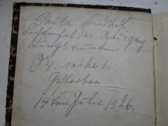 - (Sachs, Louis;[?], Paula), Von Hand: Notiz, Name, Datum, Ortsangabe; 'Paula. Friedhof. 
Lichtenfelder Ausgang 
Lings runter 
O 4. reihe 1. 
gestorben 
14ten Julie. 1926.'. 