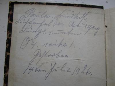 - (Sachs, Louis;[?], Paula), Von Hand: Notiz, Name, Datum, Ortsangabe; 'Paula. Friedhof. 
Lichtenfelder Ausgang 
Lings runter 
O 4. reihe 1. 
gestorben 
14ten Julie. 1926.'. ; Der Mensch und seine Selbsterhaltung / Die Verirrungen des Geschlechtstriebes (1865 / 1864)