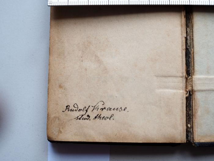 - (Krause, Rudolf), Von Hand: Autogramm, Name, Berufsangabe/Titel/Branche; 'Rudolf Krause.
stud. theol.'. 