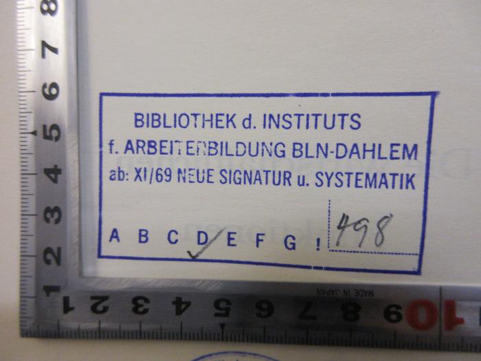 SA 1300 : Die wirtschaftlichen Funktionen der Sozialversicherung (1932);- (Bibliothek des Instituts für Arbeiterbildung Berlin-Dahlem;Institut für Arbeiterbildung Berlin-Dahlem), Stempel: Name; 'Bibliothek d. Instituts f. Arbeiterbildung Bln-Dahlem ab: XI/69 Neue Signatur u. Systematik A B C D E F G ! 498'. 