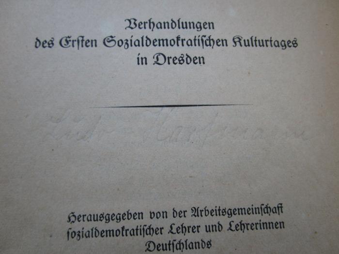 13604 : Der neue Geschichtsunterricht : Verhandlungen des Ersten Sozialdemokratischen Kulturtages in Dresden (1921);- (unbekannt), Von Hand: Name, Autor; 'Ludo Hartmann'. 