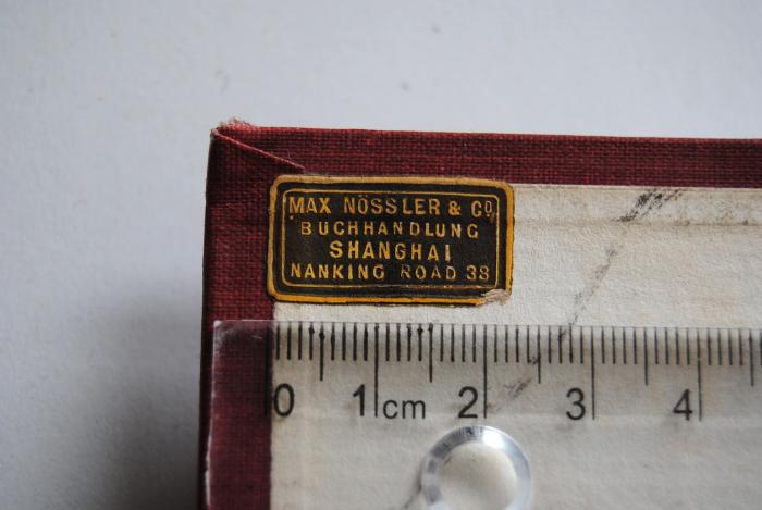- (Max Nössler &amp; Co. (Shanghai)), Etikett: Buchhändler; 'Max Nössler &amp; Co. Buchhandlung / Shanghai /  Nanking Road 38'. 