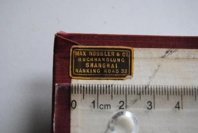 - (Max Nössler &amp; Co. (Shanghai)), Etikett: Buchhändler; 'Max Nössler &amp; Co. Buchhandlung / Shanghai /  Nanking Road 38'. 