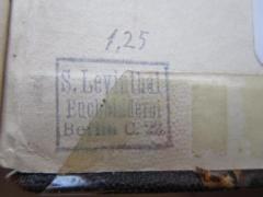 - (S. Levinthal Buchbinderei (Berlin)), Stempel: Name, Buchbinder, Ortsangabe; 'S. Levinthal
Buchbinderei 
Berlin C. 22.'.  (Prototyp)