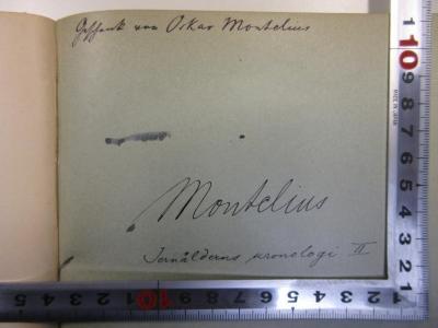 63. - Mon (ausgesondert) : Svenska Fornminnesföreningens Tidskrift (1896);- (Montelius, Oskar), Von Hand: Notiz, Name; 'Geschenk von Oskar Montelius Montelius Jernålderns Kronologi II'. 