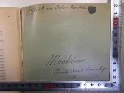 63. - Mon (ausgesondert) : Svenska Fornminnesföreningens Tidskrift (1896);- (Montelius, Oskar), Von Hand: Notiz, Name; 'Geschenk von Oskar Montelius Montelius Jernålderns Kronologi III'. 