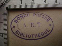 - (A. R. T. Bonne Presse Bibliothèque), Stempel: Berufsangabe/Titel/Branche, Name, Initiale; 'A.R.T. 
Bonne Presse 
Bibliotheque'.  (Prototyp)