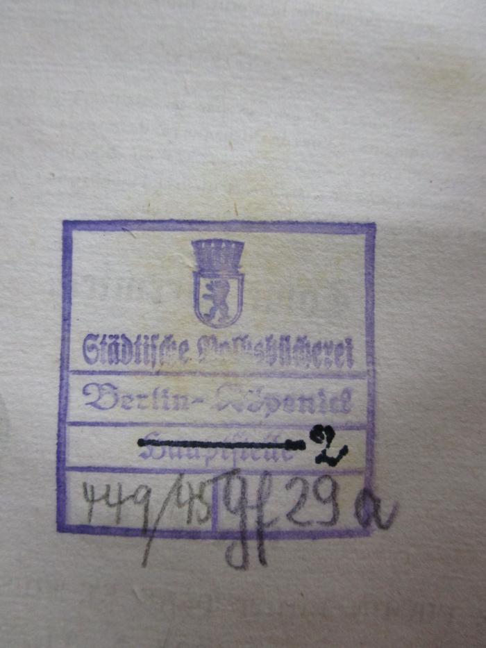 - (Städtische Volksbücherei Berlin-Köpenick), Stempel: Wappen, Name, Ortsangabe, Nummer; 'Städtische Volksbücherei
Berlin-Köpenick
̶H̶̶a̶̶u̶̶p̶̶t̶̶s̶̶t̶̶e̶̶l̶̶l̶̶e 2'.  (Prototyp)