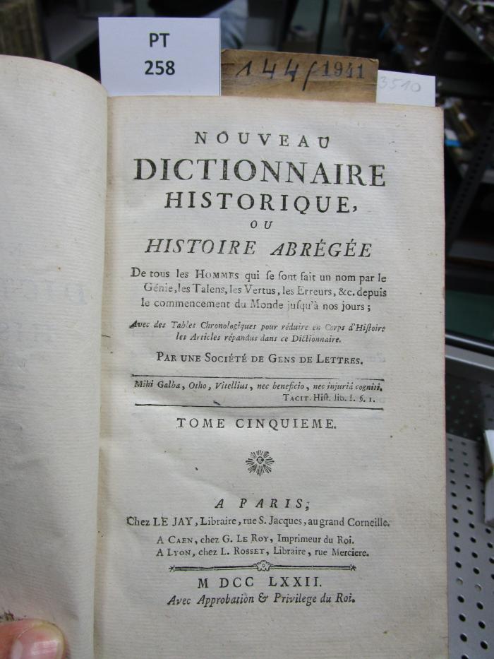  Nouveau Dictionnaire Historique, Ou Histoire Abrégée De tous les Hommes qui se sont fait un nom par le Génie, les Talens, les Vertus ... depuis le commencement du Monde jusqu'à nos jours : Avec des Tables Chronologiques pour réduire en corps d'Histoire les Articles répandus dans ce Dictionnaire / Par Une Société De Gens De Lettres (1772)