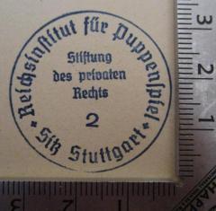 G46 / 3573 (Reichsinstitut für Puppenspiel), Stempel: Name, Berufsangabe/Titel/Branche, Ortsangabe, Nummer; 'Reichsinstitut für Puppenspiel
Stiftung des privaten Rechts 2
Sitz Stuttgart
'.  (Prototyp)