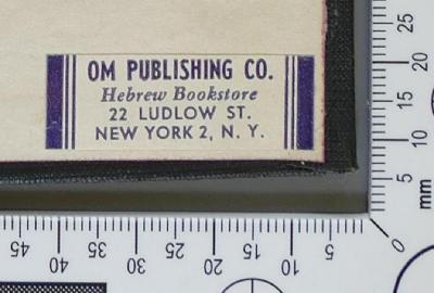 - (OM Publishing Co. Hebrew Bookstore (New York)), Etikett: Buchhändler; 'OM PUBLISHING CO. Hebrew Bookstore 22 LUDLOW ST. NEW YORK 2, N.Y.
'.  (Prototyp)