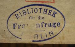 - (Verein Frauenwohl zu Berlin), Stempel: Berufsangabe/Titel/Branche, Name, Ortsangabe; 'Bibliothek für die Frauenfrage'.  (Prototyp)