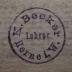 - (Becker, K.), Stempel: Name, Berufsangabe/Titel/Branche, Ortsangabe; 'K. Becker Lehrer Herne i. W.'.  (Prototyp)