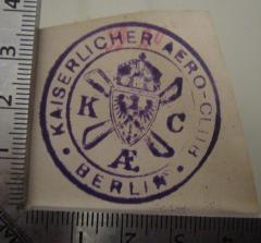 - (Kaiserlicher Aero-Club (Berlin)), Stempel: Name, Ortsangabe, Initiale, Wappen; 'Kaiserlicher Aero-Club Berlin K AE C'.  (Prototyp)