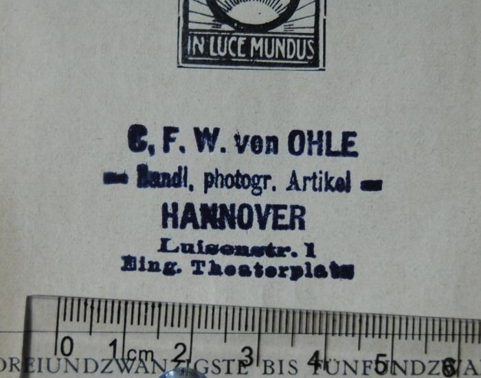 - (C.[?] F. W. von Ohle), Stempel: Berufsangabe/Titel/Branche, Name, Ortsangabe; 'C.[?] F. W. von OHLE / Handl. photogr. Artikel / Hannover, Luisenstr. 1 / Eing. Theaterplatz'. 