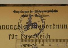 - (Geheime Staatspolizei. Staatspolizeileitstelle Hannover), Stempel: Name, Ortsangabe; 'Geheime Staatspolizei / Staatspolizeileitstelle Hannover / IV. Eingetragen ins Bücherverzeichnis unter lfd. Nr. [hs. erg.:] 33'. 