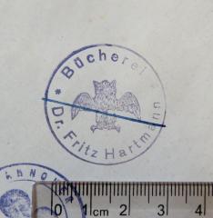 - (Hartmann, Dr. Fritz), Stempel: Name; 'Bücherei Dr. Fritz Hartmann'. 