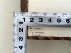 - (Boekbinderij J. A. Loeber), Etikett: Buchbinder, Name, Ortsangabe; 'Boekbinderij. J. A. Loeber, te Leiden.'.  (Prototyp)
