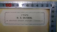 - (Saltzberg, Dr. B.), Etikett: Name, Ortsangabe; 'Dr. B. Saltzberg
99, Bedford Street, Stepney, London, E.'. 