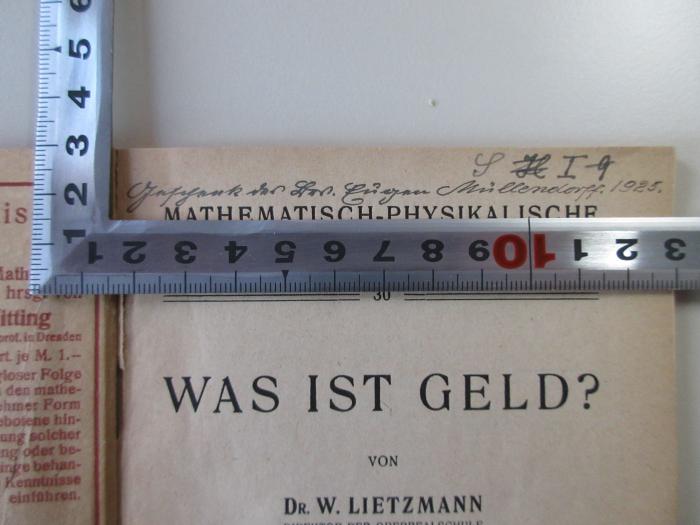 38/80/40075(2) : Was ist Geld? (1918);- (Müllendorff, Eugen), Von Hand: Widmung; 'Geschenk des Dr. Eugen Müllendorff, 1925'. 