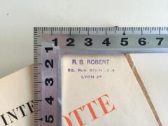 - (Robert, R. B.), Stempel: Name, Ortsangabe; 'R.B. Robert
30, Rue Ste-Hélène
Lyon 2 E'. 