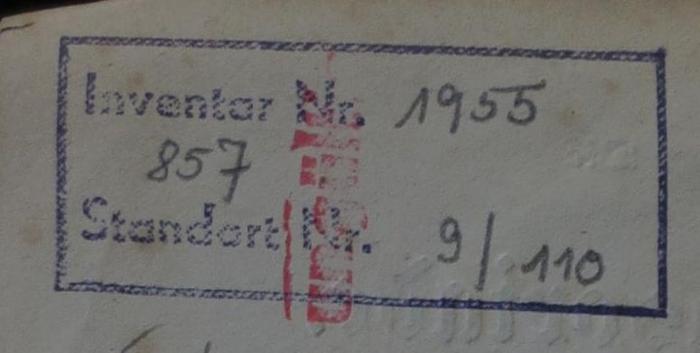 - (unbekannt), Stempel: Inventar-/ Zugangsnummer, Signatur; 'Inventar Nr. [1955]
[857]
Standort Nr. [9/110]'.  (Prototyp)