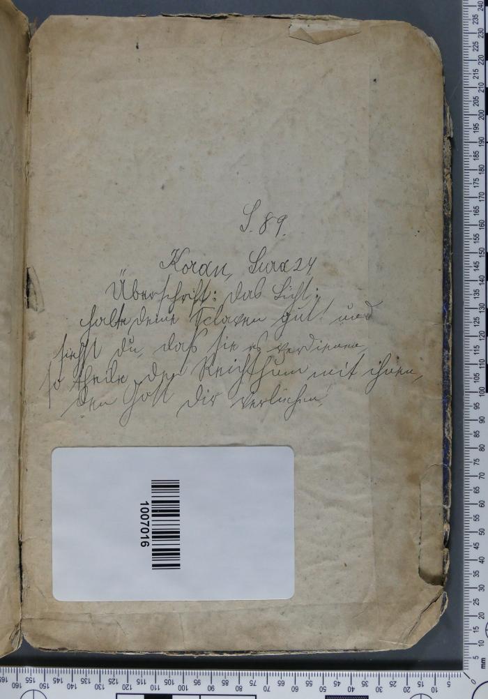 - (Klauber, Hermann), Von Hand: Notiz; 'S. 89.
Koran, Sura 24.
Überschrift: Das Licht:
Halte deine Sclaven gut, und siehst du, daß sie es verdienen, so theile den Reichthum mit ihnen, den Gott dir verliehen. '. 