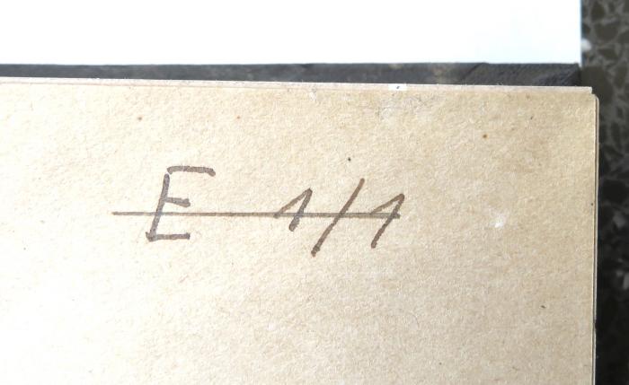- (NSDAP-Gauarchiv und -museum Südhannover Braunschweig, Freimaurer-Bibliothek[?]), Von Hand: Nummer; 'E 1/1'. 