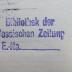 - (Vossische Zeitung, Bibliothek), Stempel: Name, Ortsangabe, Inventar-/ Zugangsnummer; 'Bibliothek der Vossischen Zeitung
E.-No._____'.  (Prototyp)