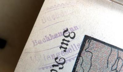 - (Buchhandlung [...?]), Stempel: Name, Berufsangabe/Titel/Branche; '[...] Buchdr[...] / Buchhandlung [...] / [Akt]iengesellsc[haft]'. 