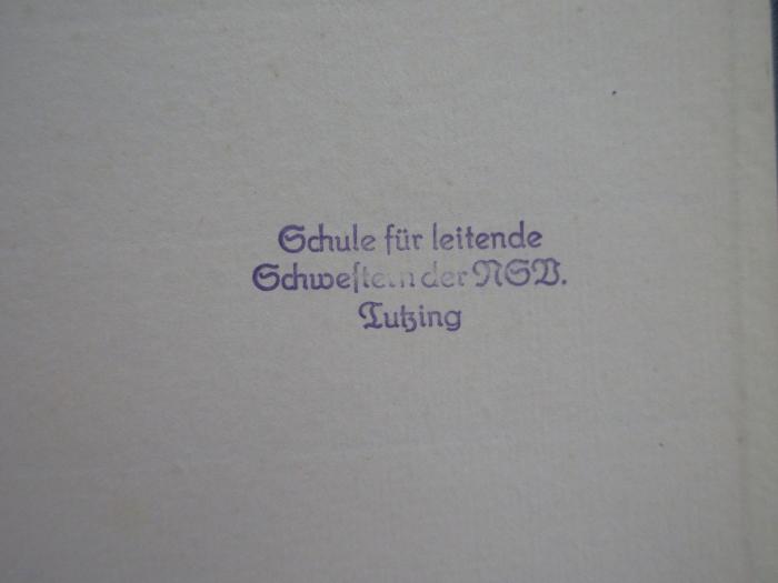 - (Nationalsozialistischer Deutscher Dozentebund (NSD)), Stempel: Name, Berufsangabe/Titel/Branche, Ortsangabe; 'Schule für leitende Schwestern der NSD. Tutzing'. 