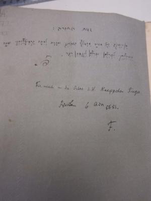 - (Rieger, Max), Von Hand: Widmung, Name; ':זאת התורה
בּן־יַעֲקֹב קׅבּל תּוֹרׇה מֵאַדוֹלְף בּוּכְטִינְג וּמְסָרָהּ לְמׅיכָהּ בֵרְדִיטְשֵוְסְקִי וּמִיכָה בֵרְדִיטְשֵוְסְקִי לׅפְרִישְמַן וּפְרׅישְמַן לִקְנֶפְּכֵן רִיגֶר. פ'. 