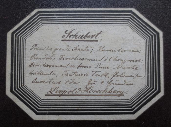  Compositions pour Piano à 4 mains (o.J.);- (Hirschberg, Leopold), Etikett: Name; 'Schubert
Première grande Sonate; Variationen; Rondos; Divertissement à l'hongoise; Divertissement en forme d'une Marche brillante; Fantaisie F moll; Polonaise; Ouverture F dur. Zu 4 Händen
Leopold Hirschberg.'. 