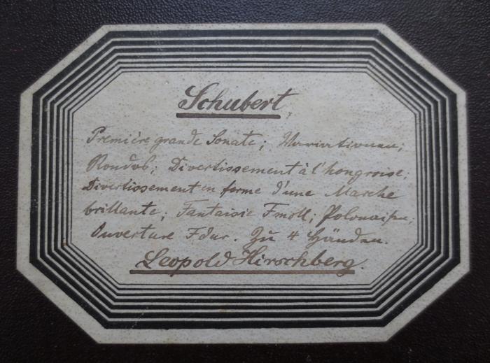  Compositions pour Piano à 4 mains (o.J.);- (Hirschberg, Leopold), Etikett: Name; 'Schubert
Première grande Sonate; Variationen; Rondos; Divertissement à l'hongoise; Divertissement en forme d'une Marche brillante; Fantaisie F moll; Polonaise; Ouverture F dur. Zu 4 Händen
Leopold Hirschberg.'. 