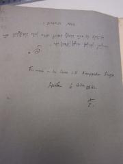 - (Rieger, Max), Von Hand: Widmung, Name; ':זאת התורה
בּן־יַעֲקֹב קׅבּל תּוֹרׇה מֵאַדוֹלְף בּוּכְטִינְג וּמְסָרָהּ לְמׅיכָהּ בֵרְדִיטְשֵוְסְקִי וּמִיכָה בֵרְדִיטְשֵוְסְקִי לׅפְרִישְמַן וּפְרׅישְמַן לִקְנֶפְּכֵן רִיגֶר. פ'. 