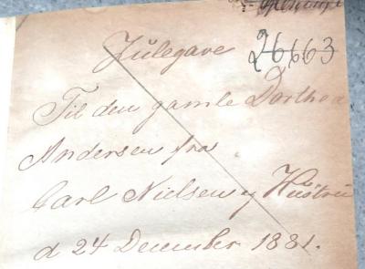 - (Nielsen, Carl;Andersen, Dorothea), Von Hand: Name, Datum, Widmung; 'Julegave / Til den gamle Dorothea Andersen fra[?] / Carl Nielsen ag[?] Hustru[?] a 24 December 1881.'. 
