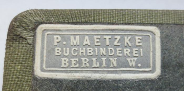 GLS 39027: Der Dummkopf : Lustspiel in fünf Aufzügen (1907);- (Buchbinderei P. Maetzke (Berlin)), Etikett: Buchbinder, Name, Ortsangabe; 'P. Maetzke
Buchbinderei
Berlin W.'.  (Prototyp)