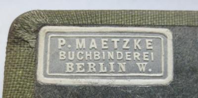 GLS 39027: Der Dummkopf : Lustspiel in fünf Aufzügen (1907);- (Buchbinderei P. Maetzke (Berlin)), Etikett: Buchbinder, Name, Ortsangabe; 'P. Maetzke
Buchbinderei
Berlin W.'.  (Prototyp)